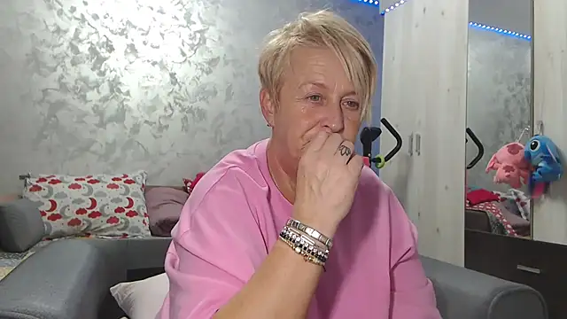 Snapshot of RosesandLillies chatting on 04.05.26 RosesandLillies online show from 04.05.26