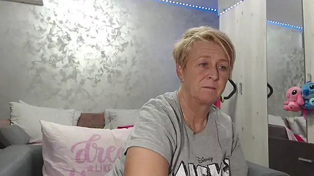 Snapshot of RosesandLillies chatting on 04.13.26 RosesandLillies online show from 04.13.26