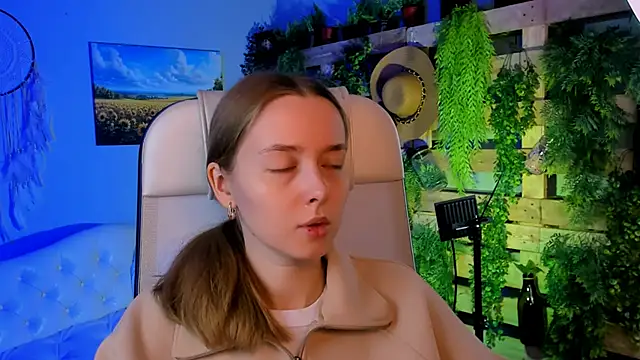 Snapshot of JenniferGraces chatting on 10.06.25 JenniferGraces online show from 10.06.25