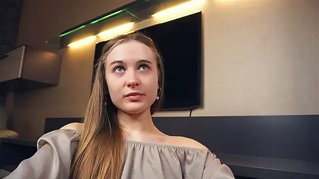 Snapshot of QuennaCoote chatting on 03.06.25 QuennaCoote online show from 03.06.25