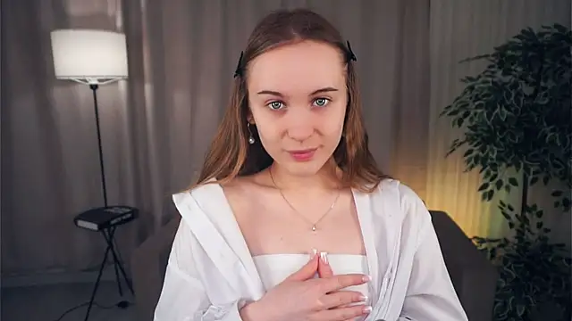 Snapshot of QuennaCoote chatting on 03.18.25 QuennaCoote online show from 03.18.25