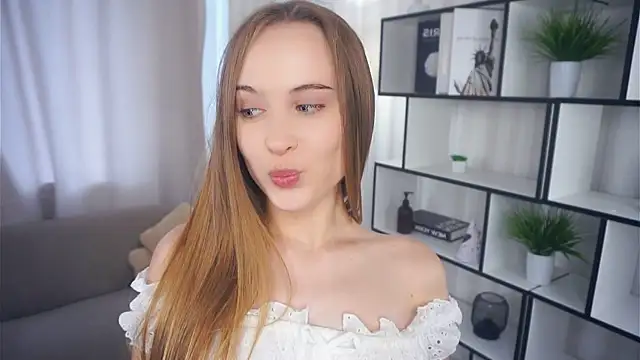 Snapshot of QuennaCoote chatting on 09.21.25 QuennaCoote online show from 09.21.25