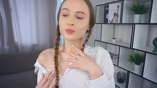 Snapshot of QuennaCoote chatting on 09.27.25 QuennaCoote online show from 09.27.25