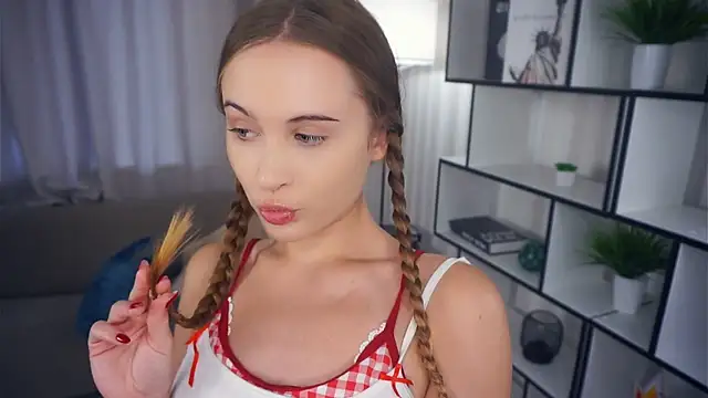 Snapshot of QuennaCoote chatting on 10.31.25 QuennaCoote online show from 10.31.25