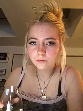 Snapshot of Blondie_Sofia_Essexbabe chatting on 03.21.25 Blondie Sofia Essexbabe online show from 03.21.25