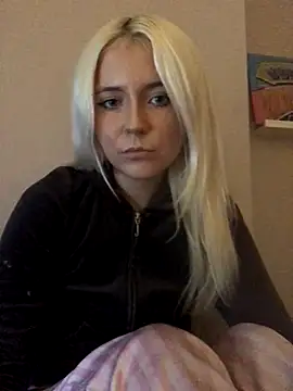 Snapshot of Blondie_Sofia_Essexbabe chatting on 10.15.25 Blondie Sofia Essexbabe online show from 10.15.25