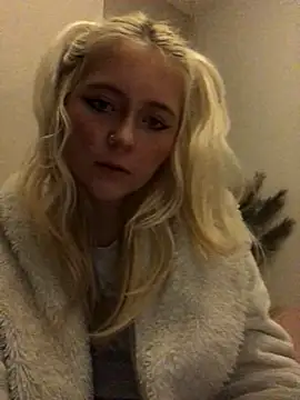 Snapshot of Blondie_Sofia_Essexbabe chatting on 10.27.25 Blondie Sofia Essexbabe online show from 10.27.25