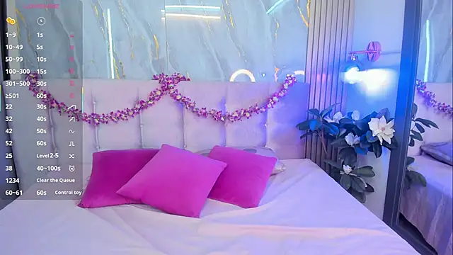 Snapshot of SalomeeHills chatting on 02.21.26 SalomeeHills online show from 02.21.26