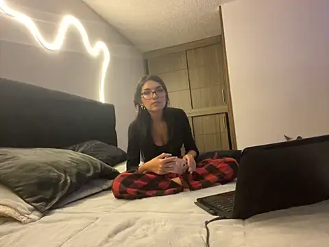 Snapshot of DesireLuxe chatting on 09.27.25 DesireLuxe online show from 09.27.25