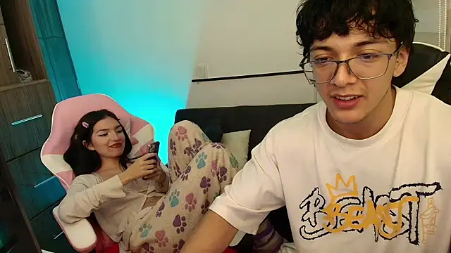 Snapshot of DesireLuxe chatting on 11.13.25 DesireLuxe online show from 11.13.25