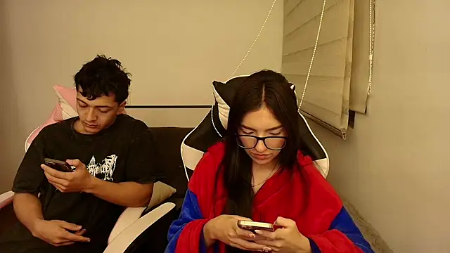 Snapshot of DesireLuxe chatting on 11.30.25 DesireLuxe online show from 11.30.25