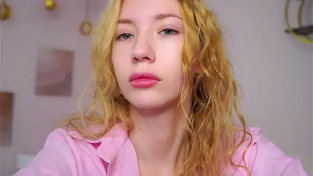 Snapshot of SunnivaCovil chatting on 02.15.26 SunnivaCovil online show from 02.15.26