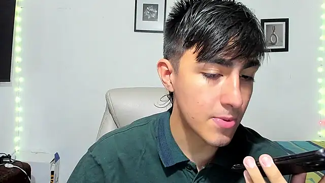 Snapshot of babymaik chatting on 10.29.25 babymaik online show from 10.29.25