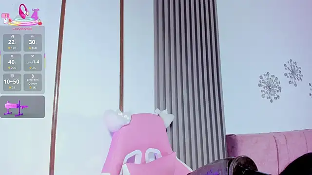 Snapshot of cutie_sarax1 chatting on 11.22.25 cutie sarax1 online show from 11.22.25