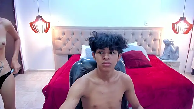 Snapshot of leslieanddrako chatting on 11.28.25 leslieanddrako online show from 11.28.25