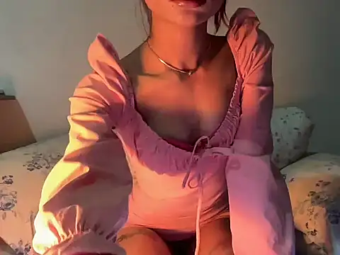 Snapshot of _luckylips chatting on 03.25.26 luckylips online show from 03.25.26