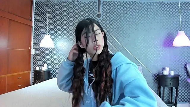 Snapshot of Cassie_bloom chatting on 06.15.26 Cassie bloom online show from 06.15.26