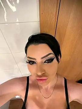 Snapshot of Mia_Splash chatting on 11.28.25 Mia Splash online show from 11.28.25