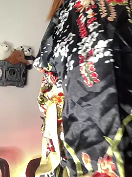 Leah yuah  online show from 03.04.25