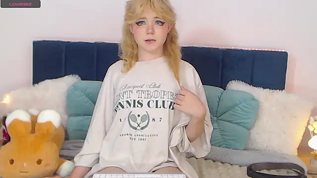 Snapshot of EmilyAngells chatting on 09.24.25 EmilyAngells online show from 09.24.25