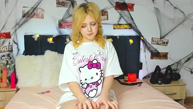 Snapshot of EmilyAngells chatting on 10.28.25 EmilyAngells online show from 10.28.25