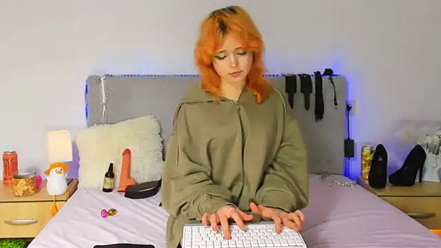 Snapshot of EmilyAngells chatting on 11.19.25 EmilyAngells online show from 11.19.25