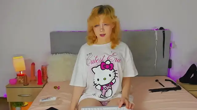 Snapshot of EmilyAngells chatting on 11.22.25 EmilyAngells online show from 11.22.25