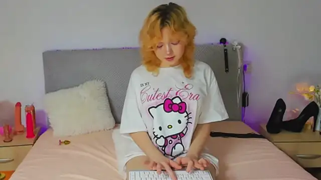 Snapshot of EmilyAngells chatting on 11.23.25 EmilyAngells online show from 11.23.25