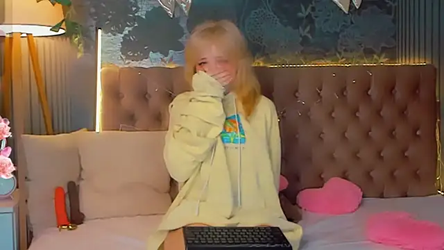 Snapshot of EmilyAngells chatting on 03.04.26 EmilyAngells online show from 03.04.26