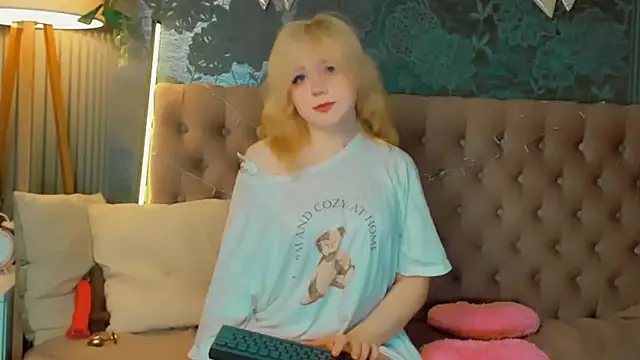 Snapshot of EmilyAngells chatting on 03.10.26 EmilyAngells online show from 03.10.26