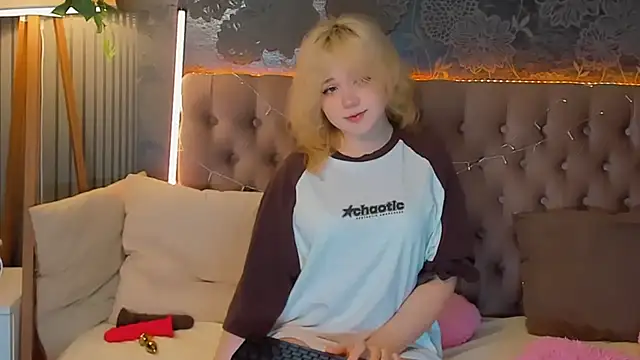 Snapshot of EmilyAngells chatting on 03.16.26 EmilyAngells online show from 03.16.26