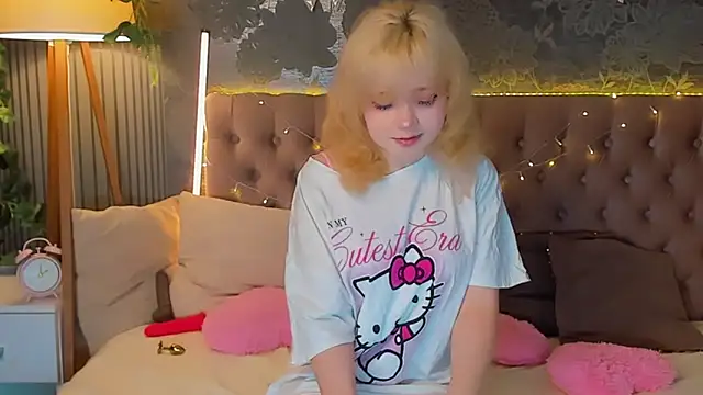 Snapshot of EmilyAngells chatting on 03.18.26 EmilyAngells online show from 03.18.26