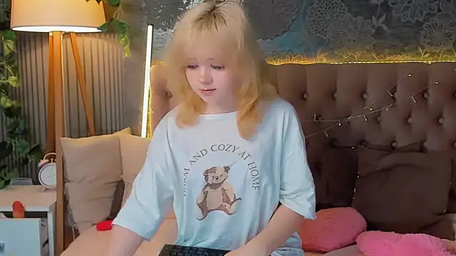 Snapshot of EmilyAngells chatting on 03.20.26 EmilyAngells online show from 03.20.26