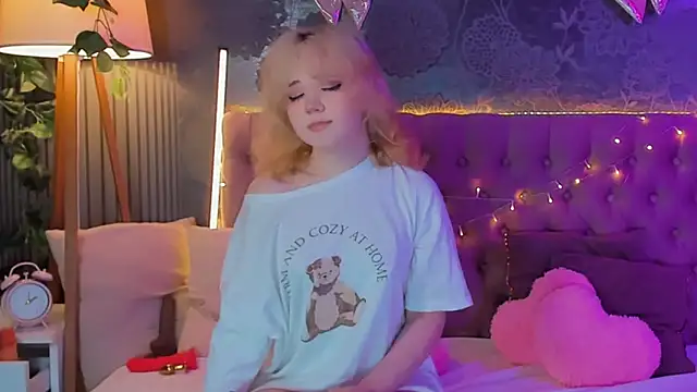 Snapshot of EmilyAngells chatting on 04.02.26 EmilyAngells online show from 04.02.26