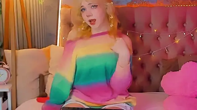 Snapshot of EmilyAngells chatting on 04.13.26 EmilyAngells online show from 04.13.26