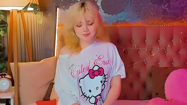 Snapshot of EmilyAngells chatting on 04.14.26 EmilyAngells online show from 04.14.26