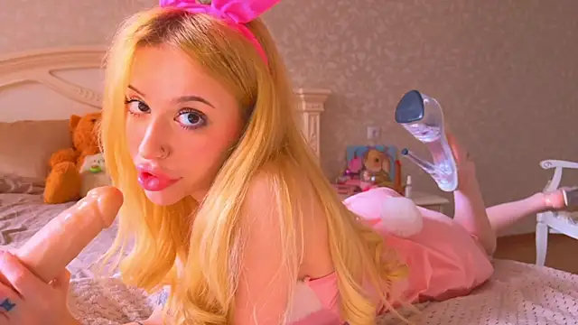 Snapshot of _BunnyDollStella_ chatting on 10.05.25 BunnyDollStella online show from 10.05.25