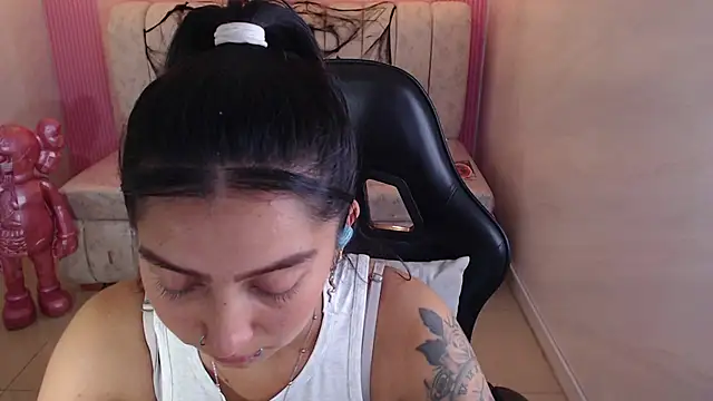 Snapshot of madhison_klain_s chatting on 10.29.25 madhison klain s online show from 10.29.25