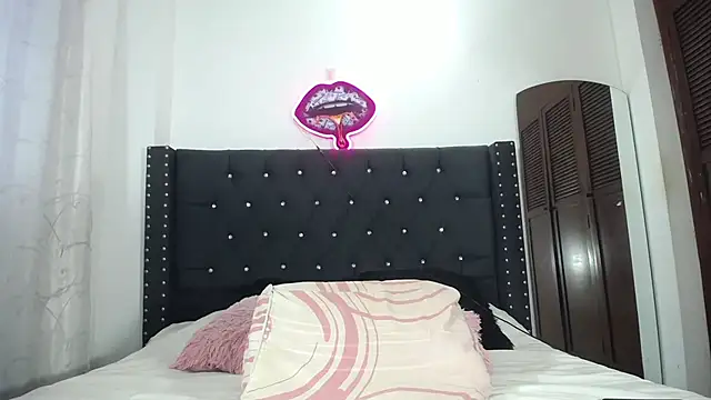 AprilHotty online show from 10.28.25