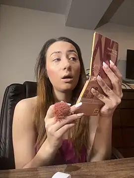 Snapshot of IsoldeBlis chatting on 11.27.25 IsoldeBlis online show from 11.27.25