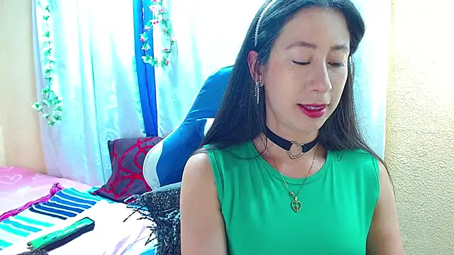 Snapshot of Gia_leinn chatting on 10.17.25 Gia leinn online show from 10.17.25