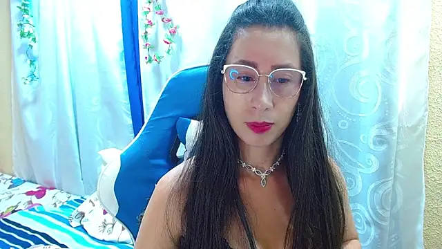 Snapshot of Gia_leinn chatting on 11.18.25 Gia leinn online show from 11.18.25