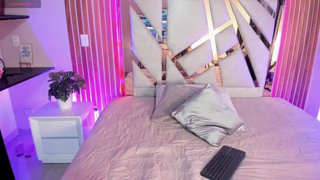 Snapshot of sweetviolet__ chatting on 03.15.25 sweetviolet online show from 03.15.25