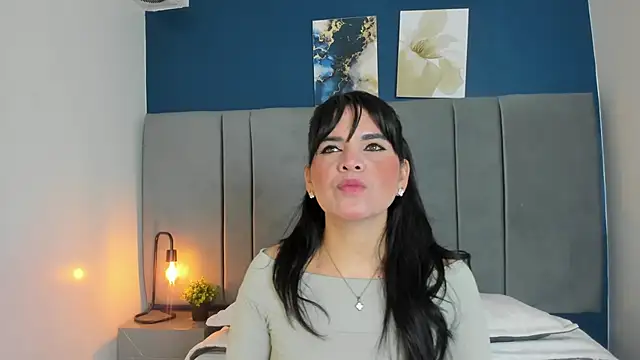 Snapshot of laura_hotties chatting on 10.24.25 laura hotties online show from 10.24.25