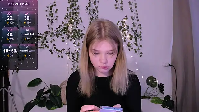 Snapshot of LaseyMoon chatting on 03.19.25 LaseyMoon online show from 03.19.25