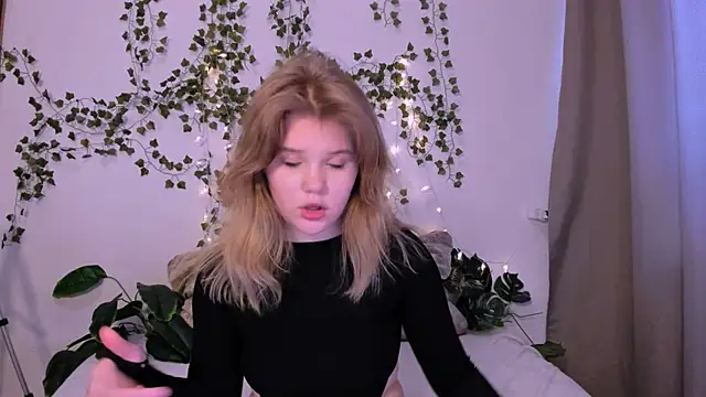 Snapshot of LaseyMoon chatting on 03.20.25 LaseyMoon online show from 03.20.25