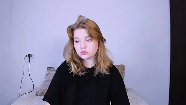 Snapshot of LaseyMoon chatting on 10.27.25 LaseyMoon online show from 10.27.25