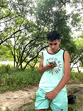 Snapshot of twinks_28 chatting on 11.21.25 twinks 28 online show from 11.21.25