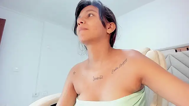 Snapshot of gime_lara chatting on 09.25.25 gime lara online show from 09.25.25