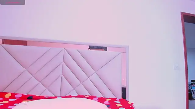 Snapshot of gime_lara chatting on 10.16.25 gime lara online show from 10.16.25